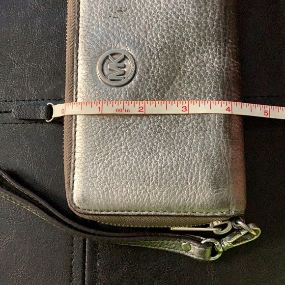 Michael Kors Wallet with removable wrist strap - Picture 8 of 10